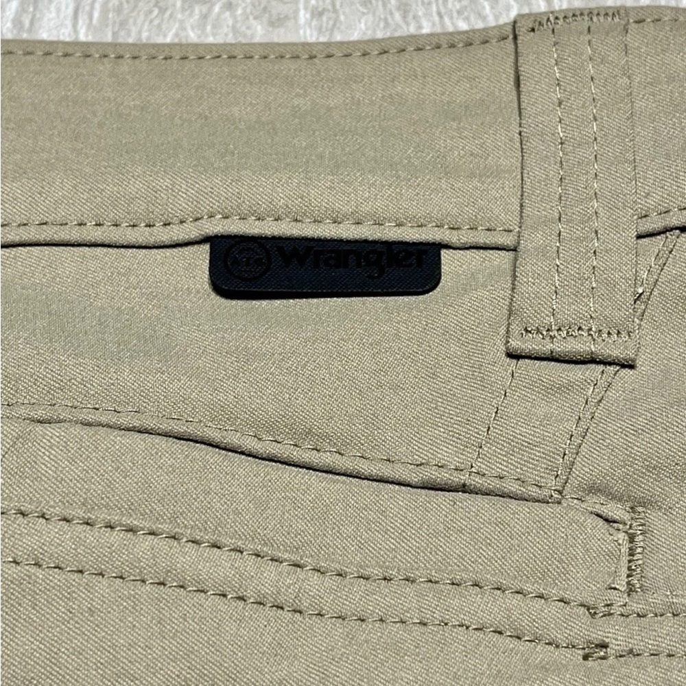 Wrangler ATG Cargo All Terrain Gear Reinforced Utility Shorts Men’s Size 36 Tan - Picture 3 of 5